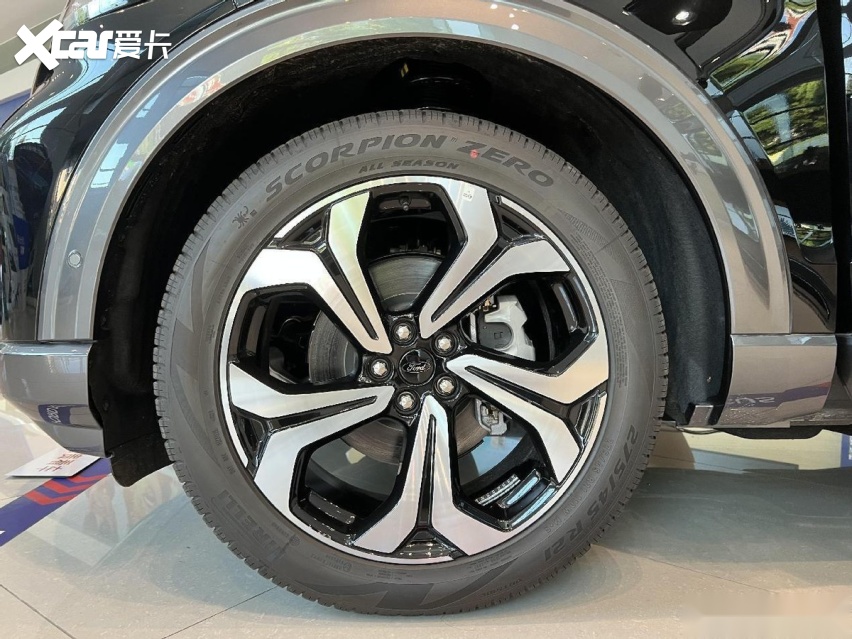 2内饰终于改了！30多万买合资SUV，为什么说全新福特探险者很值？