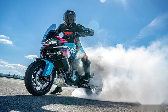 能下赛道输赢的ADV，春风800MT Sport R 赛道亮相