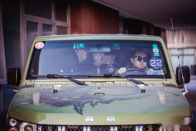 越行越野丨环球旅行要几步？裸辞、买车、带上媳妇儿，出发！