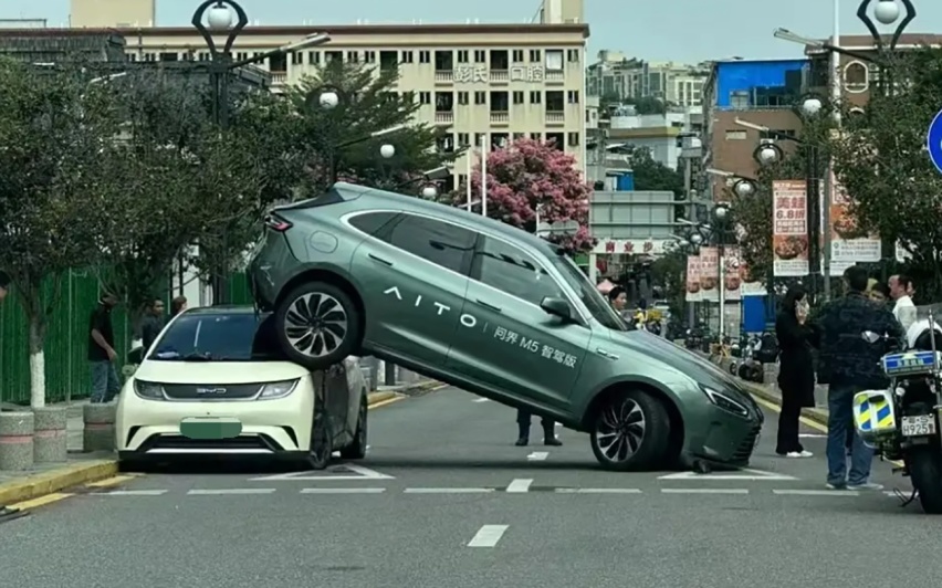 问界M5正面撞击行车道静置施工车：撞击力度很大，车辆几乎全损