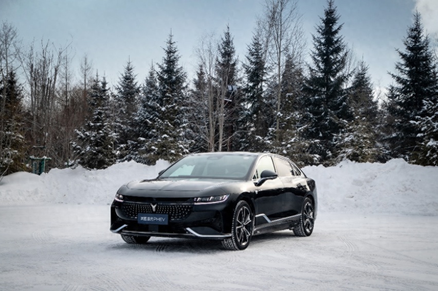 混动轿车排位赛！追光PHEV、哪吒S、比亚迪汉谁是最强王者？