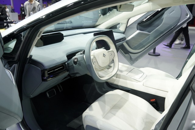 Hyper GT实拍详解 用激光雷达+旋翼门硬刚特斯拉MODEL 3