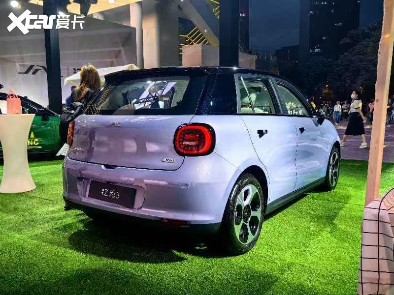 比亚迪海豚又一对手来了，续航更长，中控屏更大，9.79万起