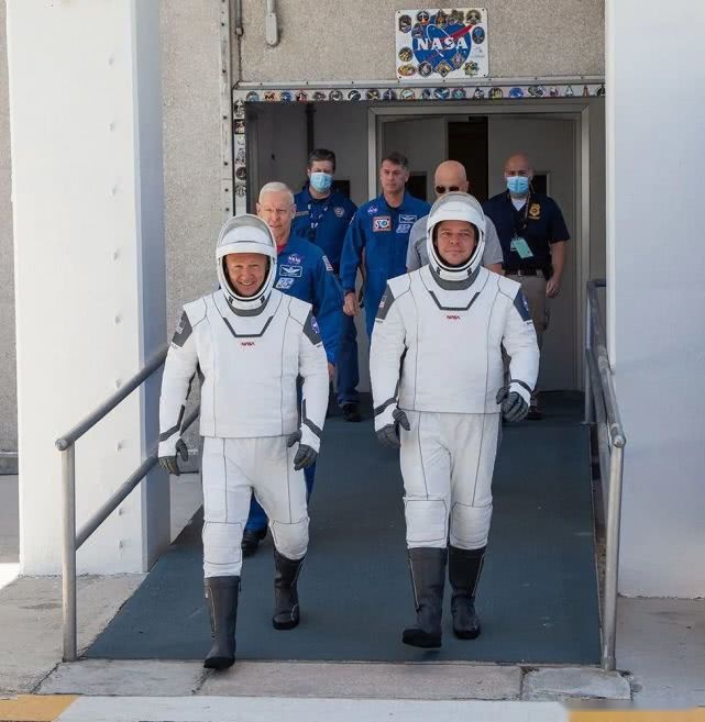 SpaceX载人上太空：九个关键阶段与两位优秀的宇航员