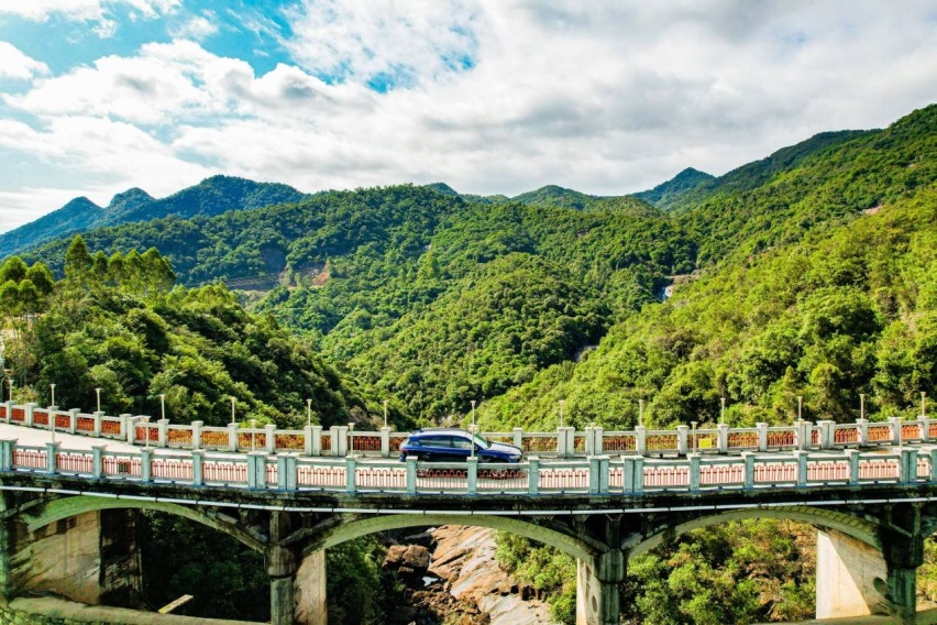 30万买大5座SUV，配置拉满还带空气悬挂，试驾岚图FREE