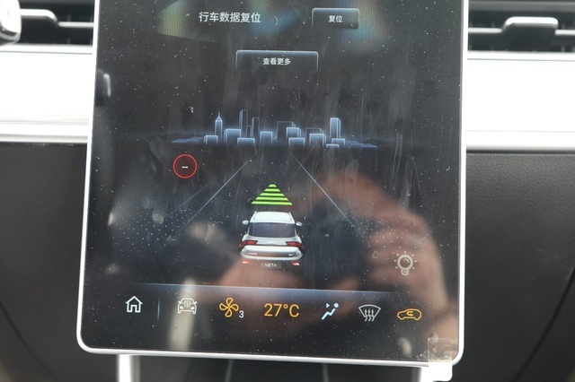实测哪吒V，有点东西但不多的“经济适用车”