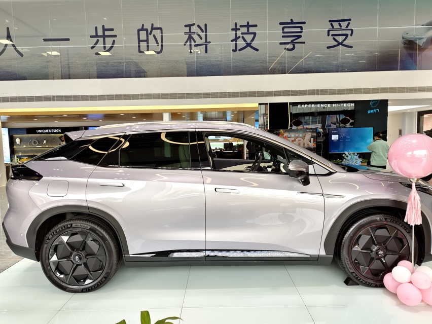 3.9秒破百 实拍广汽埃安LX PLUS 配置是亮点