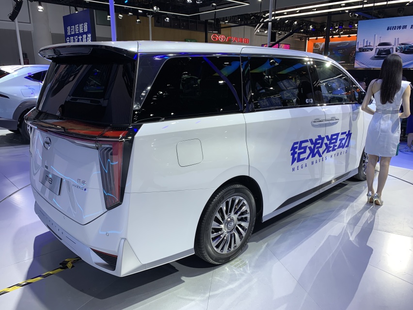 2022成都车展 实拍新一代传祺M8混动版