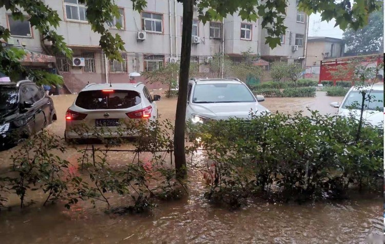 暴雨来袭，车怎么开才安全？万一泡水怎么理赔？