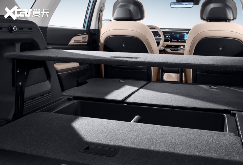 的地板,且纵深达2m,实现躺平自由,放倒后,后备厢空间可延展至1718l
