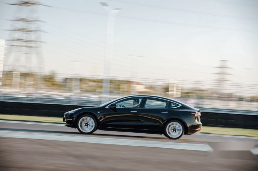 试驾丨赛道狂飙特斯拉Model 3，电动车也有乐趣？