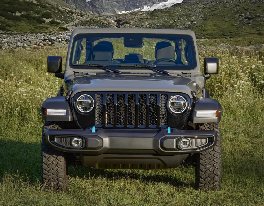 Jeep牧马人新车型发布，搭载2.0T插电混动，敞篷车身，外观很霸气