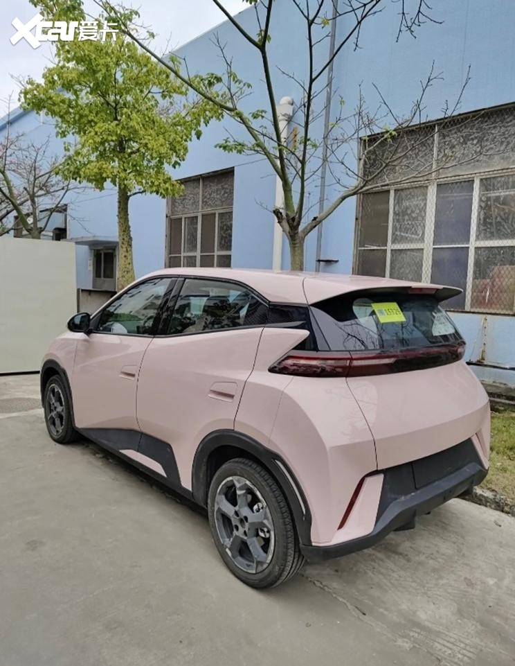 比亚迪海鸥实车曝光，采用粉色车漆，续航400km，预计售价6万元起