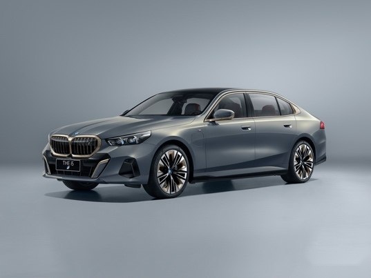 全新BMW 5系长轴距版全球首发，树立智能豪华轿车新标杆