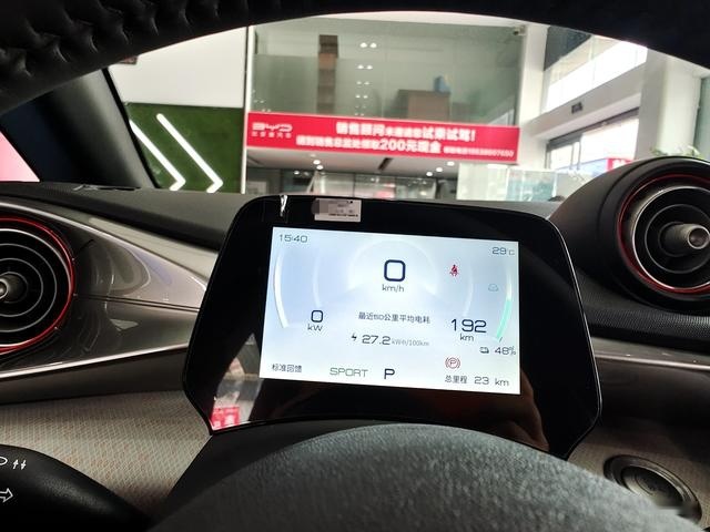 预售9.68万起 比亚迪海豚到店实拍 全新设计语言加持