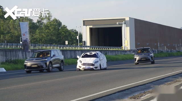 搭载Momenta R6飞轮大模型 15.98万起带城区NDA 传祺向