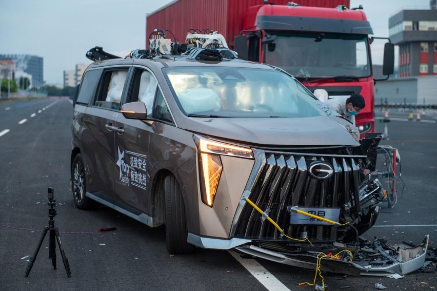 一场史无前例的货车“前后夹击”  验证M8宗师是真安全！