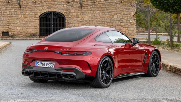 还看911？全新奔驰AMG GT实拍图发布，这颜值确实没得说