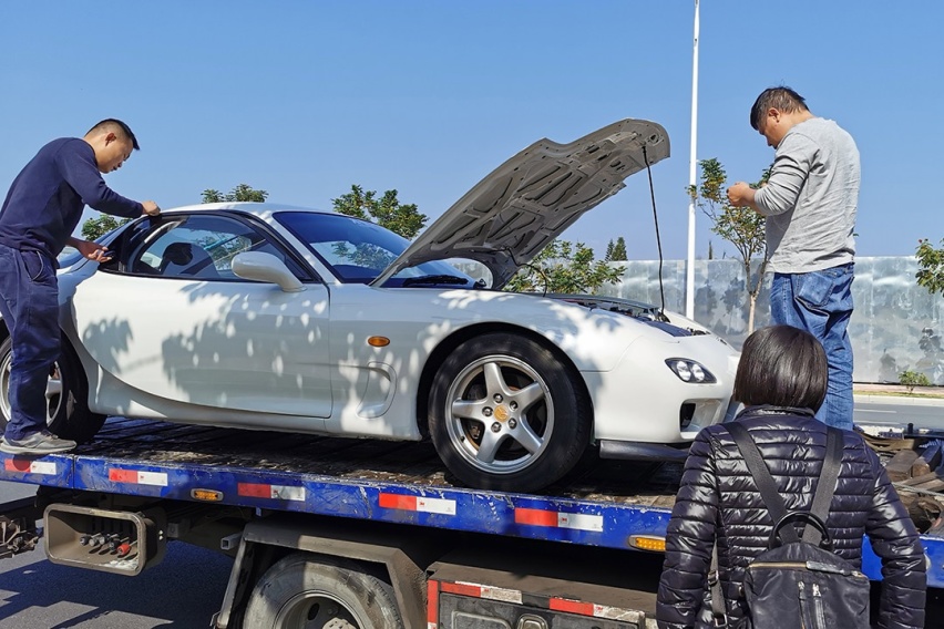 几天没开就着不了车？这小故障很麻烦 电车油车都可能遇上！