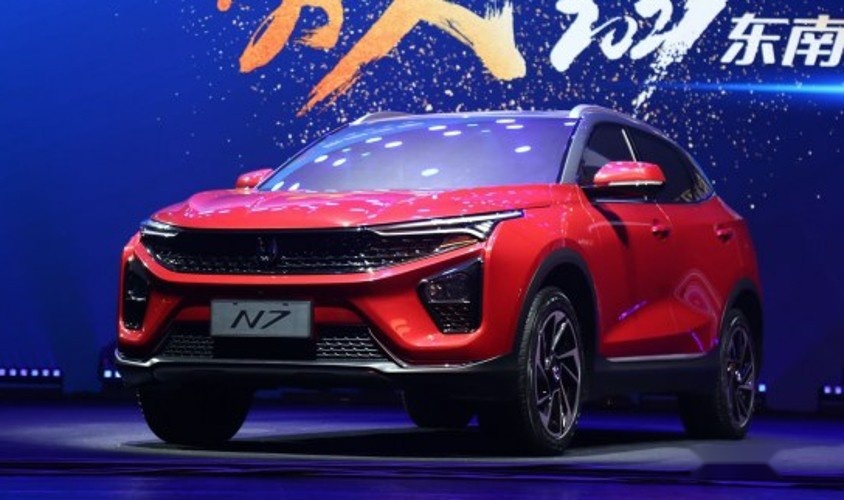 作為一款時尚跨界suv,新車採用雙色車身,並且也採用了與東南dx9相同的