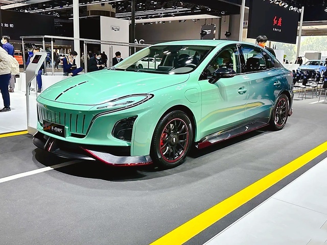 红旗E-QM5改装版，中型车，长5.04米，造型时尚，没有老气感