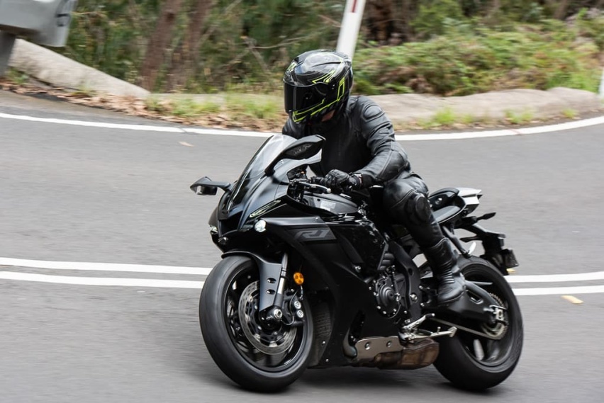 能下赛道的通勤车 雅马哈2020款YZF-R1 外媒测评