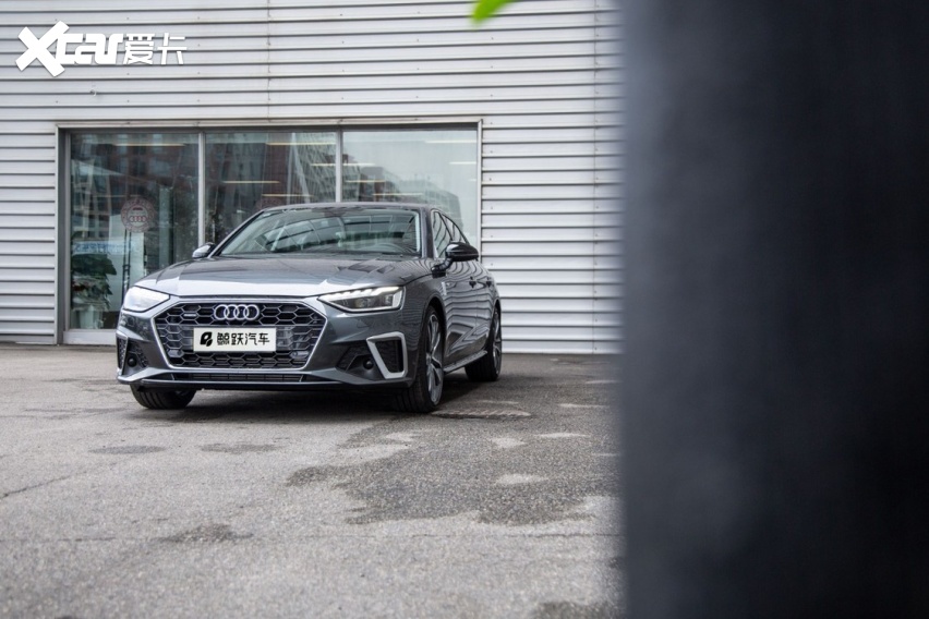 我们实拍到的新款 A4L 是 45 TFSI quattro 臻选动感型，也就是顶配之一