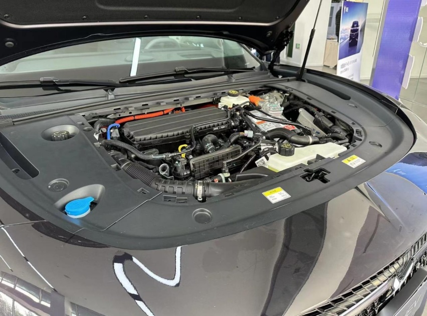 2024款岚图追光PHEV，可预判路况的魔毯悬挂，双电机+1.5T