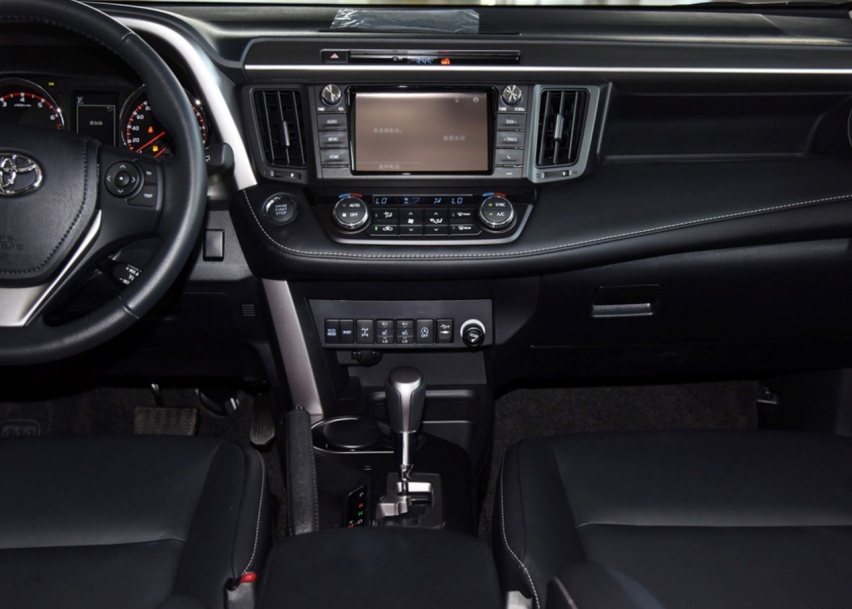 老款荣放RAV4，轴距2660mm，2.0L自吸配合CVT