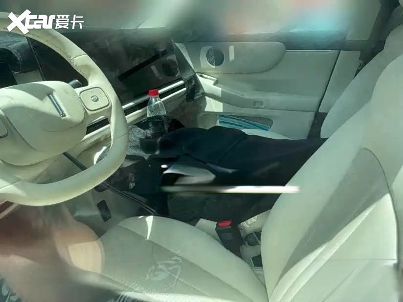 魏牌旗舰SUV内饰谍照来了，理想同款双联屏，纯电超400km