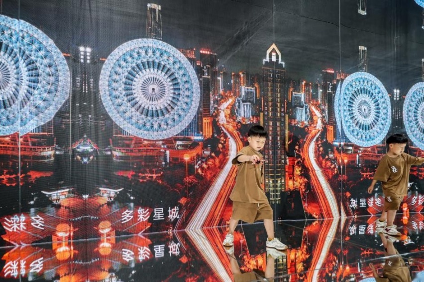 腾势D9“新空之境”智臻空间艺术展“引爆”成都春熙路