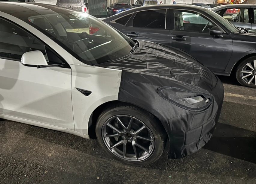 新一代Model 3内饰曝光，方向盘造型奇特，连换挡杆都“省”掉了
