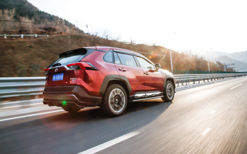 两款SUV，不一样的生活体验 20多万买探岳还是RAV4？