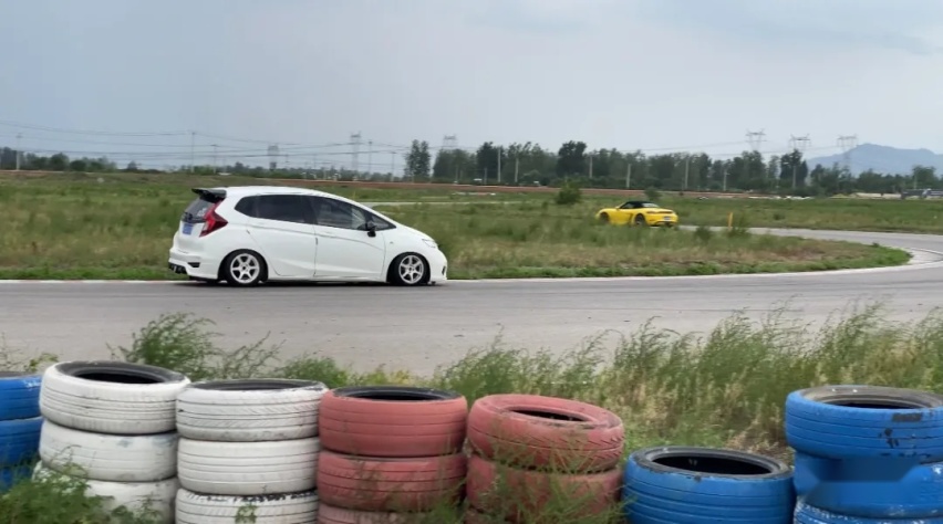 从跑赛道的本田飞度GK5，到宽体姿态小玩物，小姐姐一车通玩