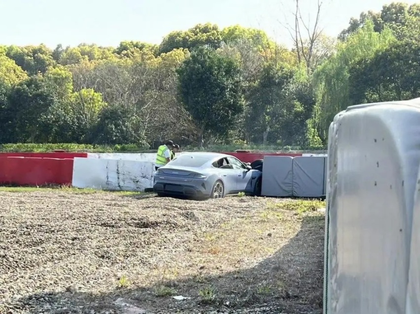 小米SU7冲出赛道是刹车问题？