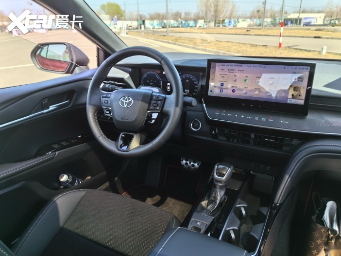 相比8代,第9代凯美瑞的内饰进步不少.