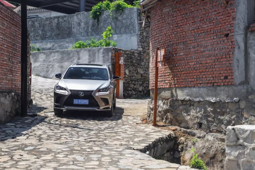 最美公路丨险与美共存，记雷克萨斯NX 300挂壁公路之行