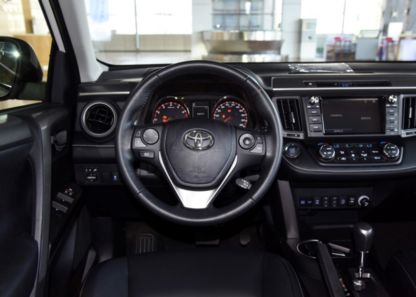 老款荣放RAV4，轴距2660mm，2.0L自吸配合CVT