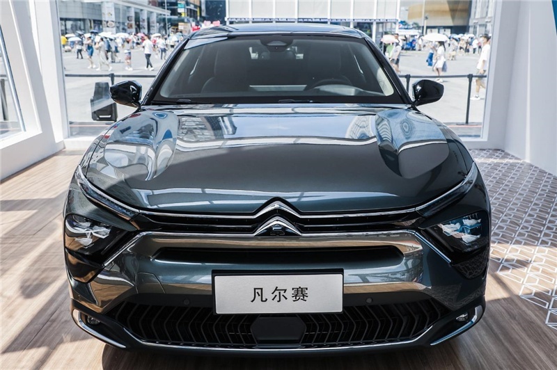 静态实拍凡尔赛C5 X，一种轿车+SUV+旅行车的新品类？