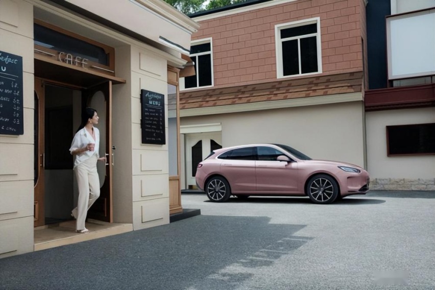 坐拥“双智天花板”，AITO问界M5纯电版实力不输特斯拉Model Y
