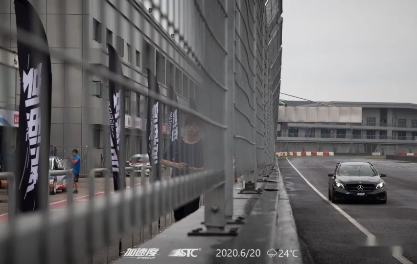忽悠母亲买了辆奔驰GLA45 AMG，我将它改出了