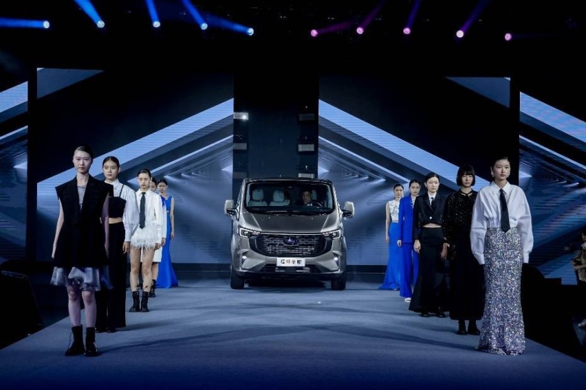 乘用车风范的轻客，2023款福特全顺上市，售14.98万元起