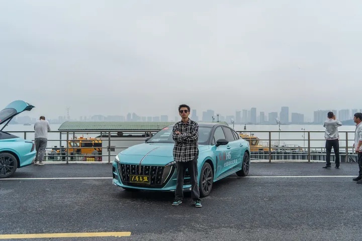 试驾官丨评测最年轻的“红旗车”，H6如何拿捏年轻人？