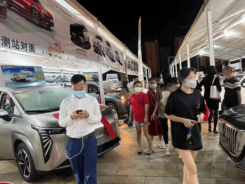 一边看车展一边品美食，9月15日，东方市体育馆广场“惊喜”连连！