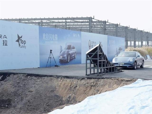 新能源汽车安全天花板 欧拉闪电猫高速螺旋翻滚跌落挑战成功