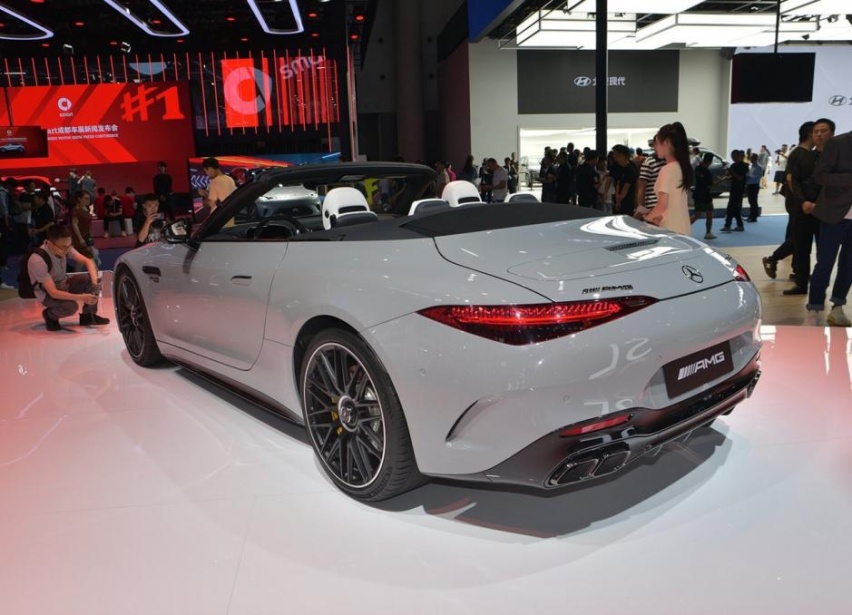 200万只能盯着燃油车，新AMG SL 63，敞篷跑车吸睛无数