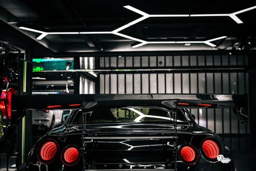 再次进化的日产GT-R R35，单单机舱就放进了两台思域的价格