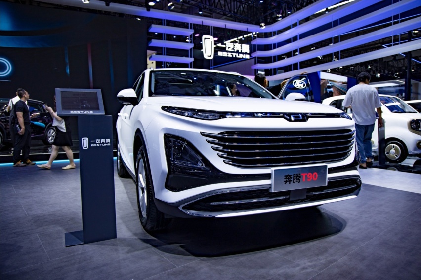 10万级唯一“双十佳”车型的含金量，奔腾T90究竟能有多安全？