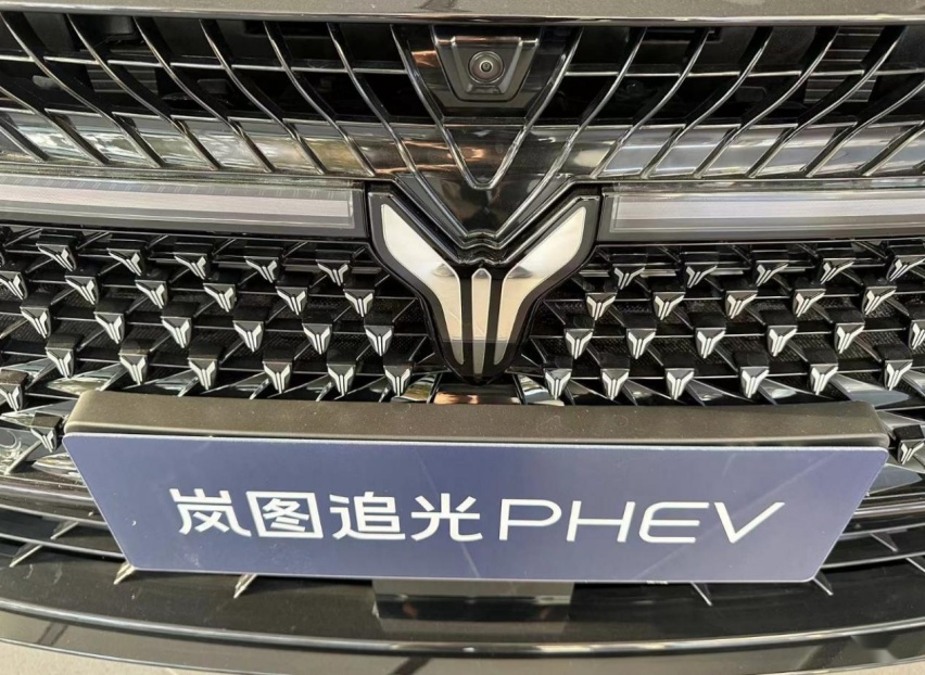 2024款岚图追光PHEV，可预判路况的魔毯悬挂，双电机+1.5T