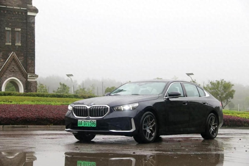 试驾BMW i5：豪华舒享进阶 驾控乐趣依旧